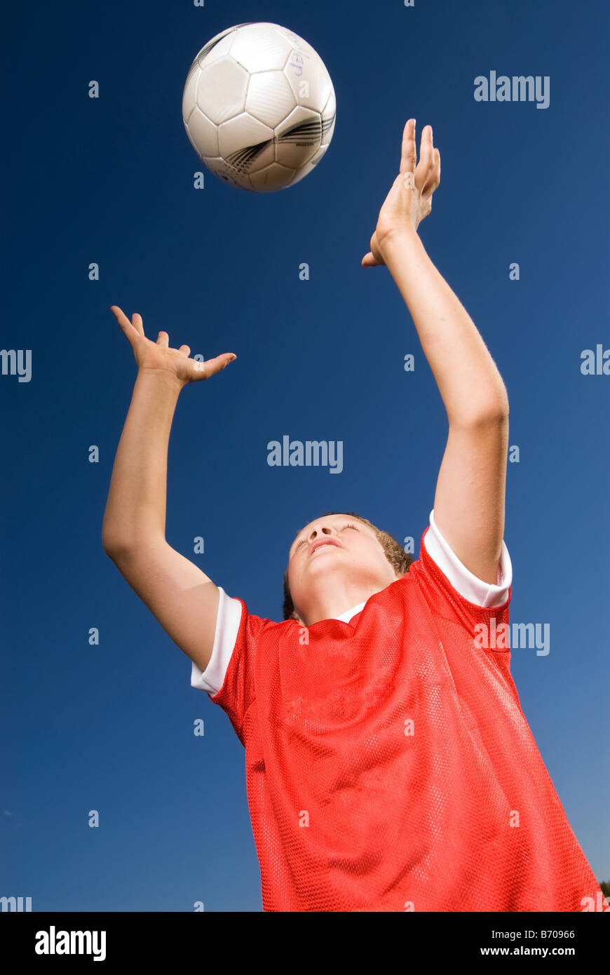 Un ragazzo di gettare il pallone da calcio in Fort Collins, Colorado. Foto Stock