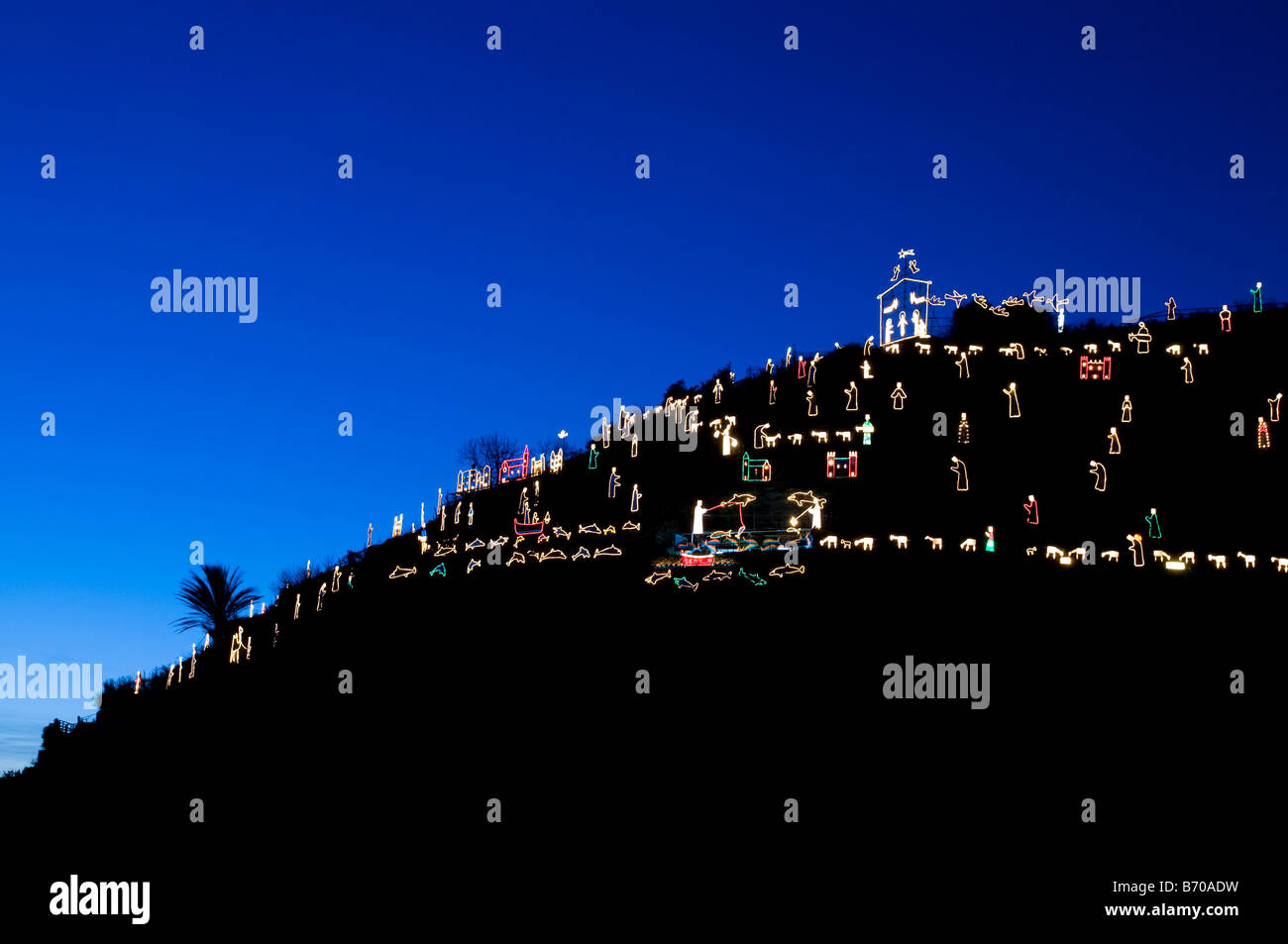 Il famoso illuminato presepe sulla collina di Manarola città uno dei famosi cinque paesini delle Cinque Terre Italia Foto Stock