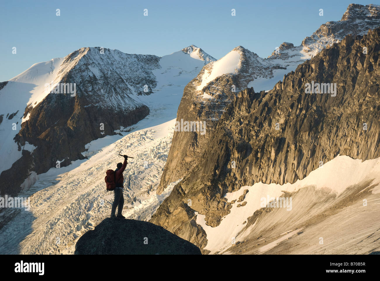 L'uomo alpinismo nella Bugaboo Parco Provinciale, British Columbia, Canada (Silhouette). Foto Stock
