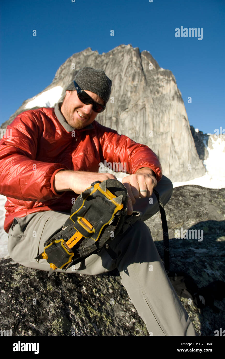 L'uomo alpinismo nella Bugaboo Parco Provinciale, British Columbia, Canada. Foto Stock