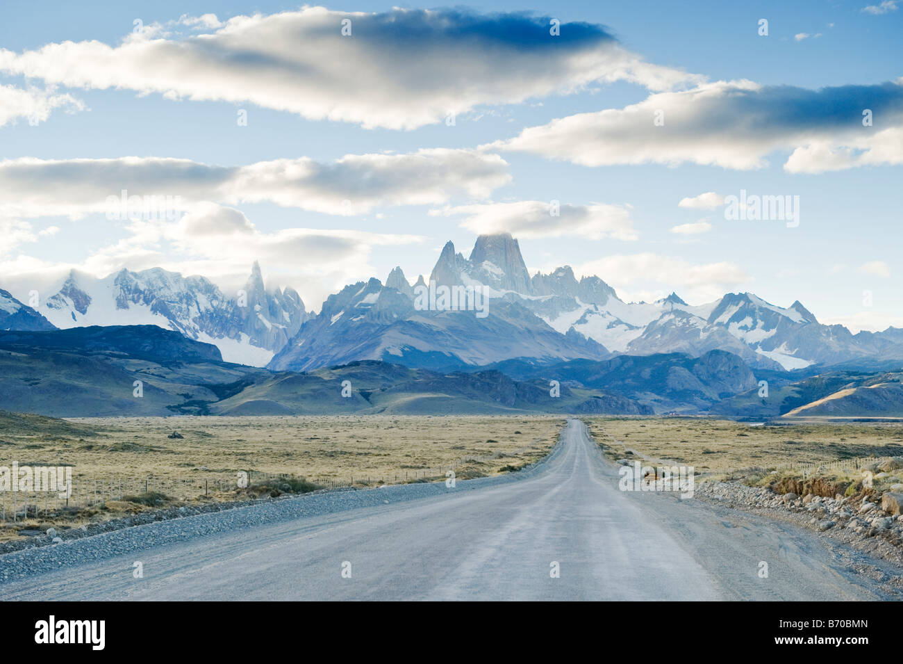 Guardando in giù la strada che conduce a Chalten e parco nazionale Los Glaciares, Argentina. Foto Stock