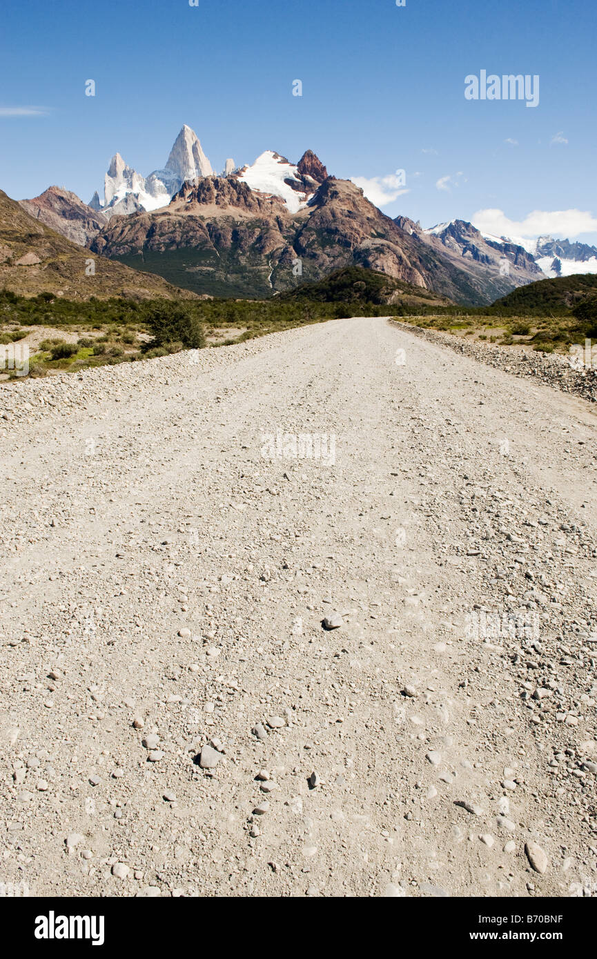 Una strada che porta al Monte Fitzroy in una limpida giornata nel parco nazionale Los Glaciares, Argentina. Foto Stock