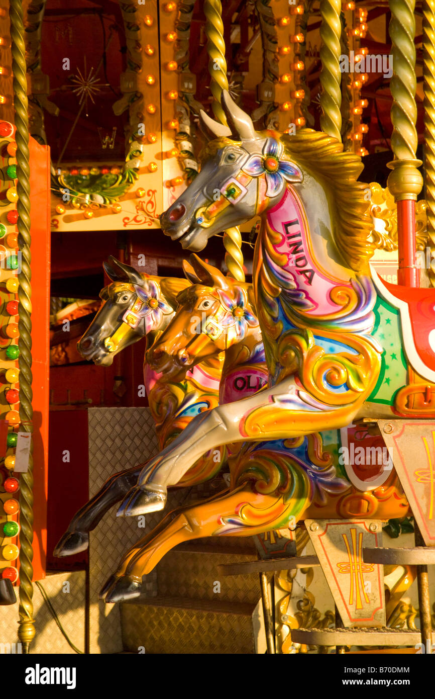 galloppers su una fiera allegra-go-round Foto Stock