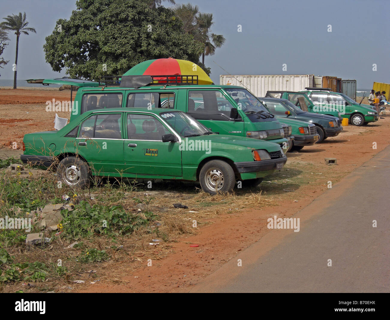 Verde taxi turistici in Gambia, in Africa occidentale. Foto Stock