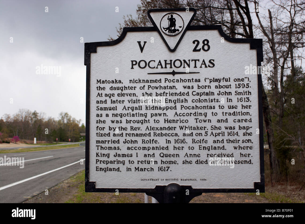 Uno storico autostrada marcatore sulla Route 5 appena ad est di I 295 rilevando Pocahontas Contea Henrico Virginia Foto Stock