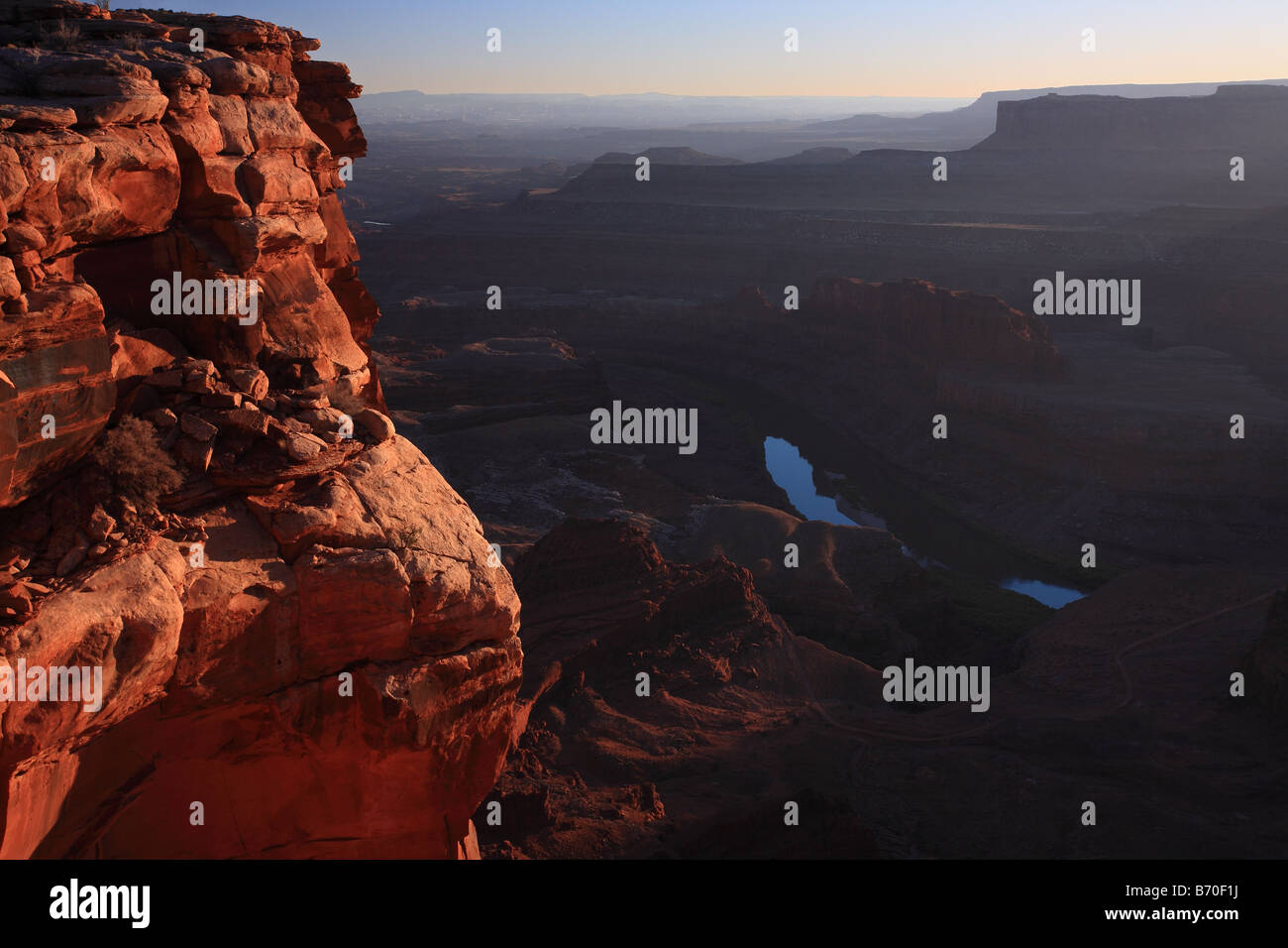 Cliff e un fiume al tramonto. Foto Stock