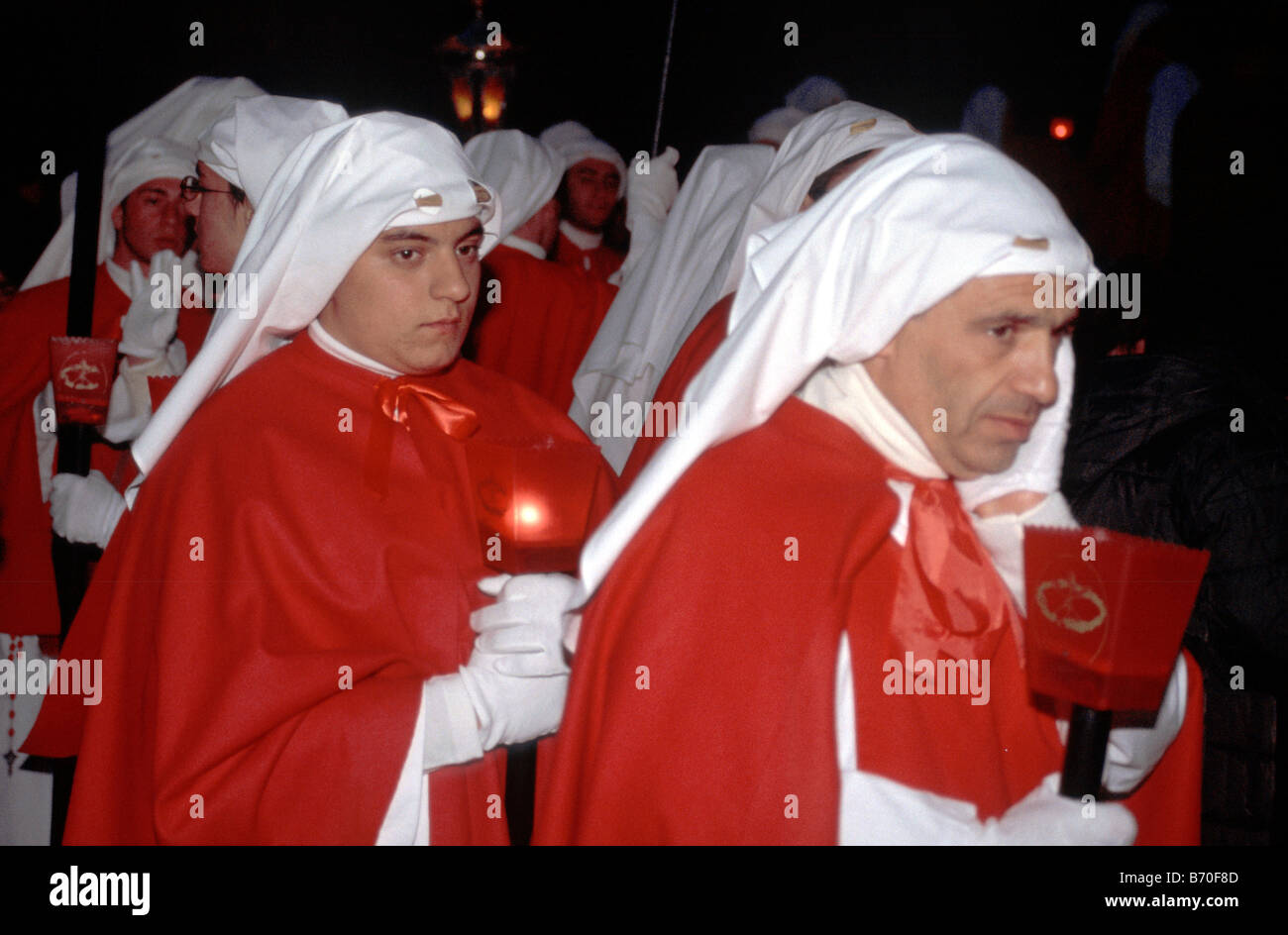 I penitenti a Settimana Santa Settimana Santa processione nella notte di Domenica delle Palme in Enna Sicilia Italia Foto Stock