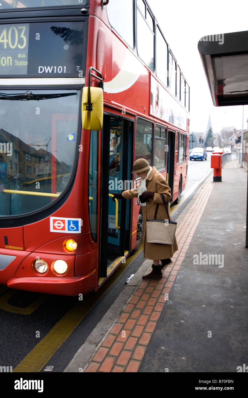 Titolare di una pensione o di una rendita assi un bus londinese. Foto Stock