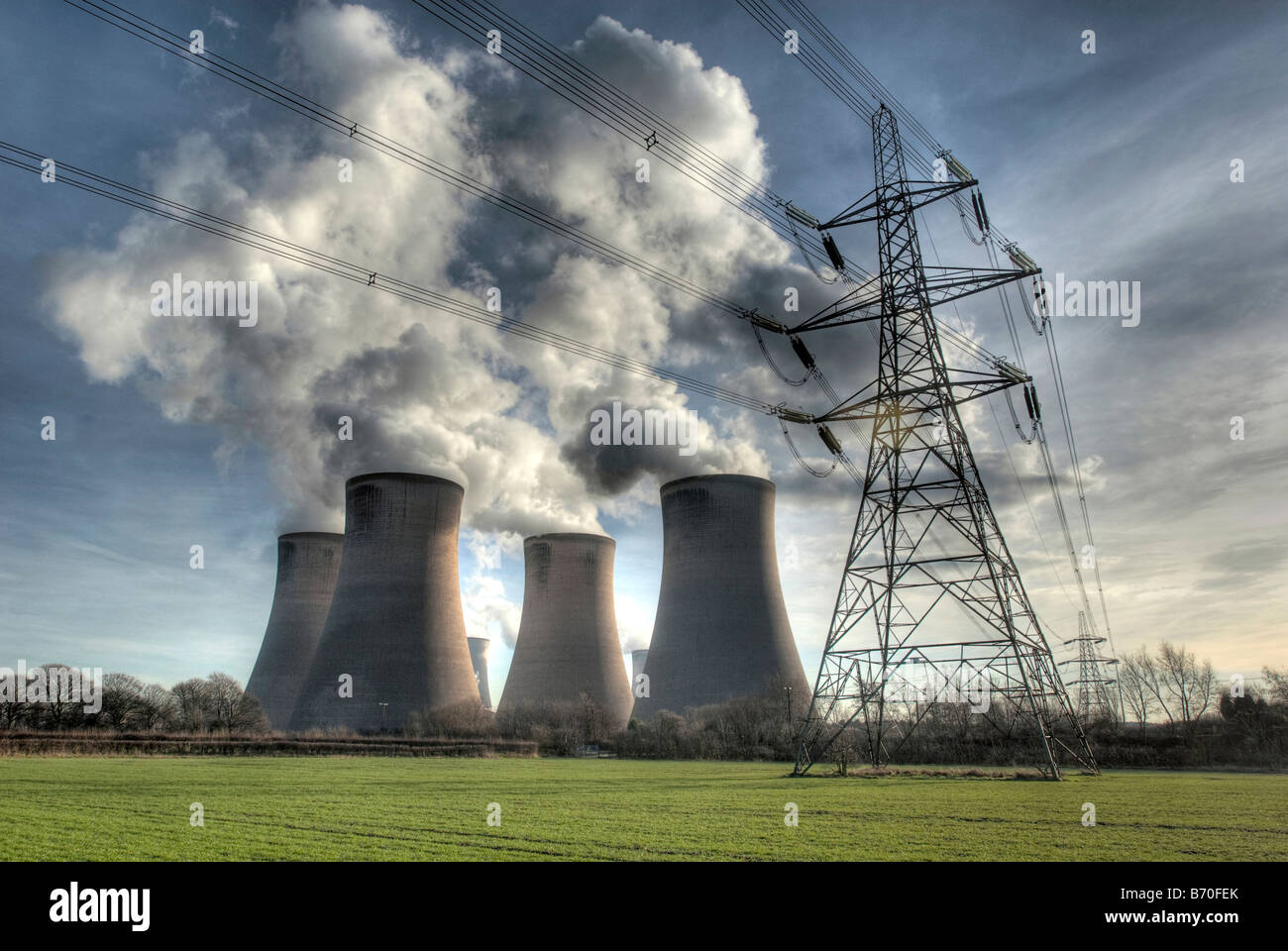 Torri di raffreddamento e di un traliccio di elettricità al Fiddlers Ferry pianta a Cuerdley Foto Stock