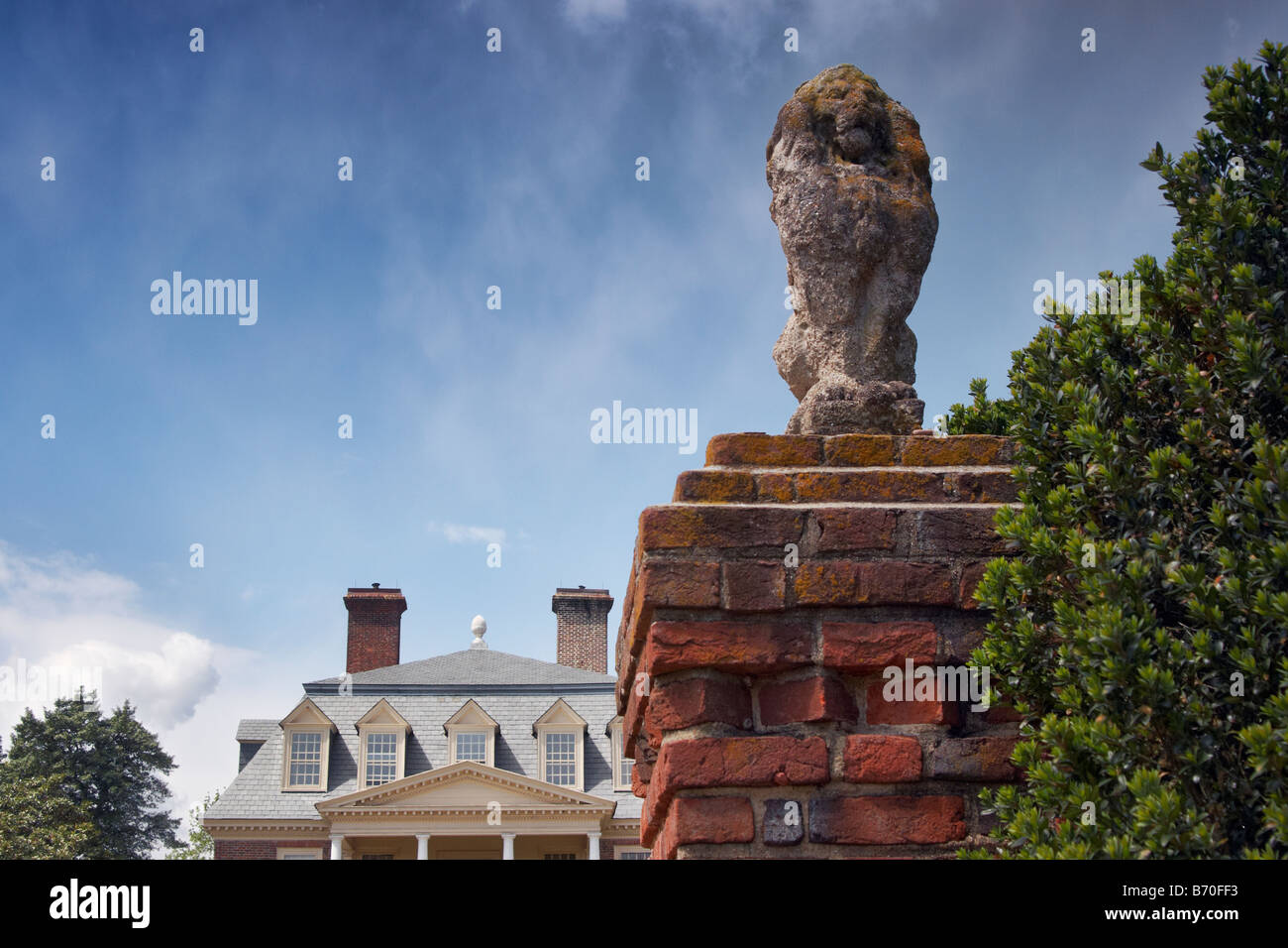 Il diritto lion statua all'entrata di Shirley Plantation Charles City Virginia il primo 1613 piantagione in Virginia Foto Stock