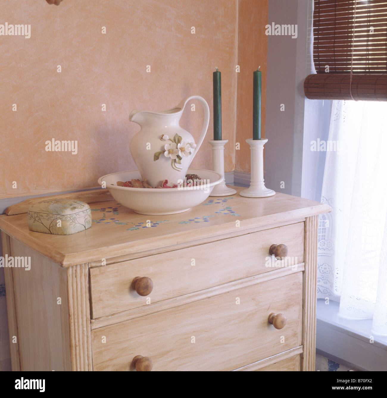 Vecchia Brocca e catino in legno pallido torace-di-cassetti in economia-camera da letto in stile con effetto spugna pareti Foto Stock