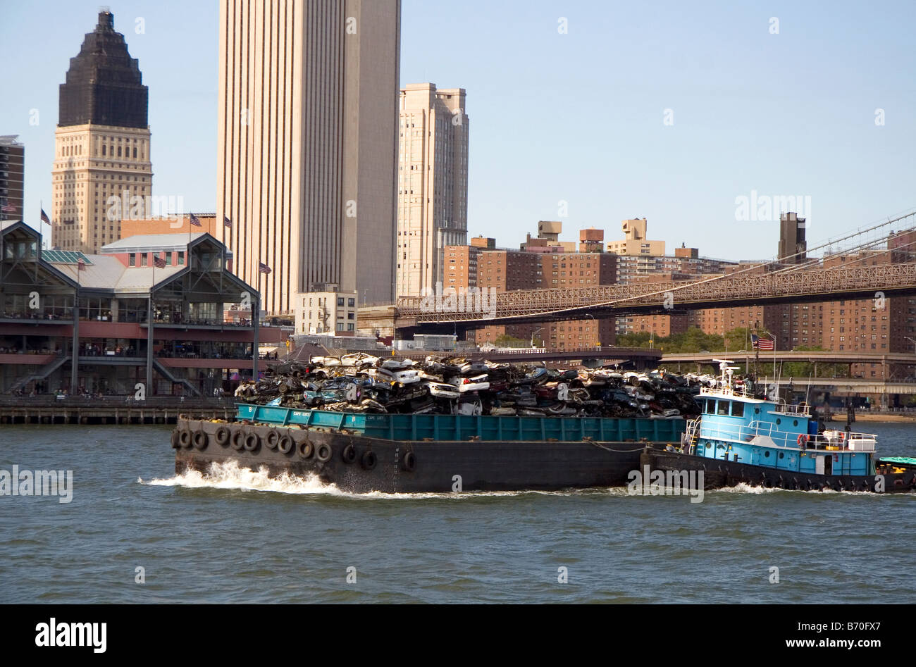 Rimorchiatore guidare un garbage barge sull'East River in New York City New York STATI UNITI D'AMERICA Foto Stock