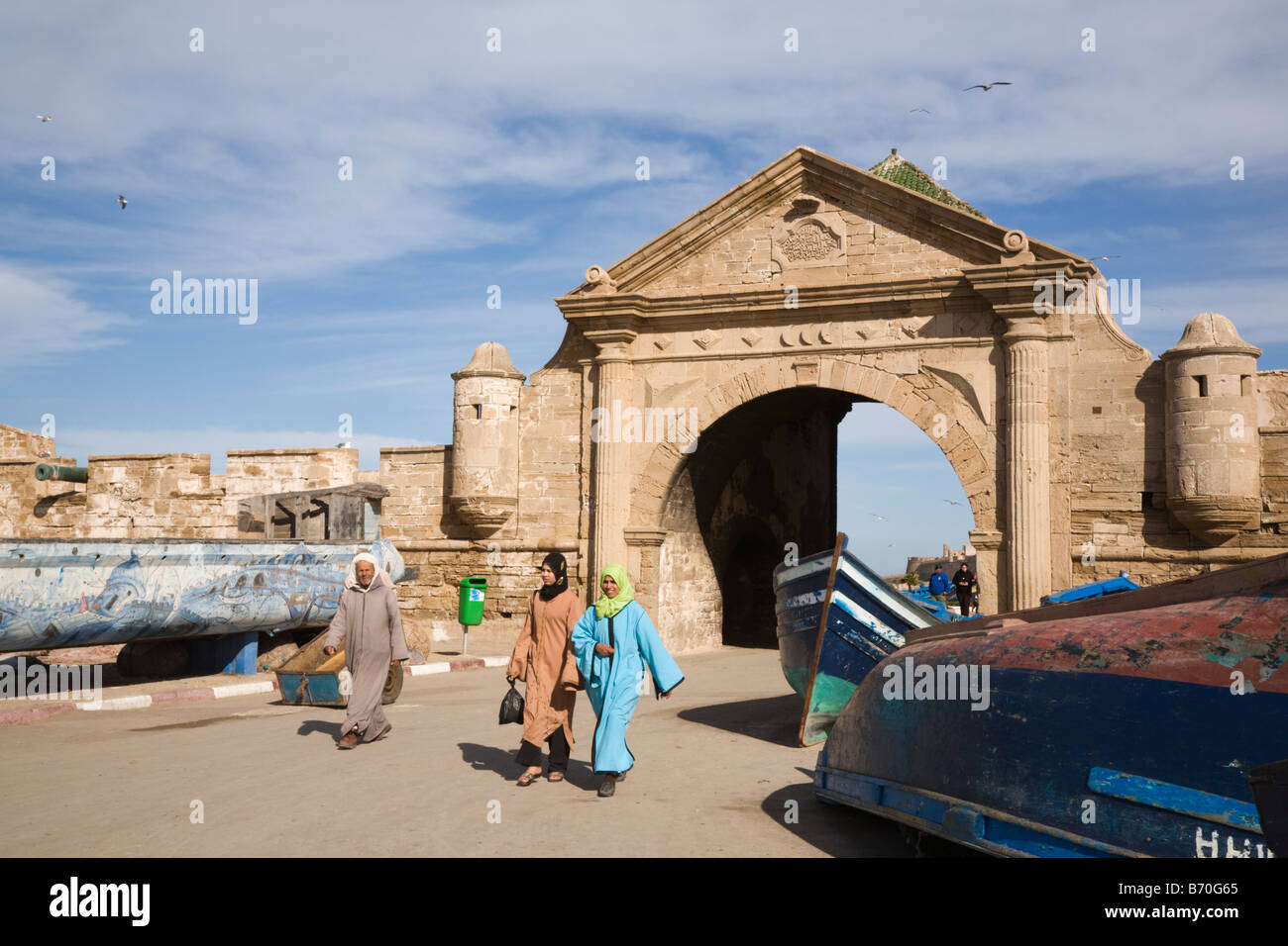 Essaouira Marocco Bab El Marsa gateway cancello di ingresso attraverso le pareti del xviii secolo città fortificata Foto Stock