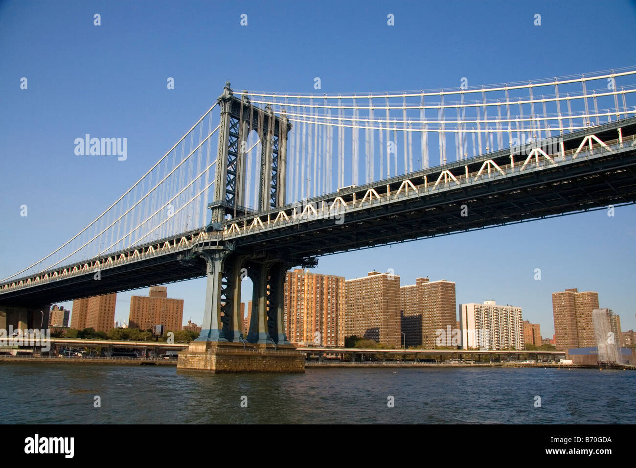 Il Manhattan Bridge spanning l'East River in New York City New York STATI UNITI D'AMERICA Foto Stock