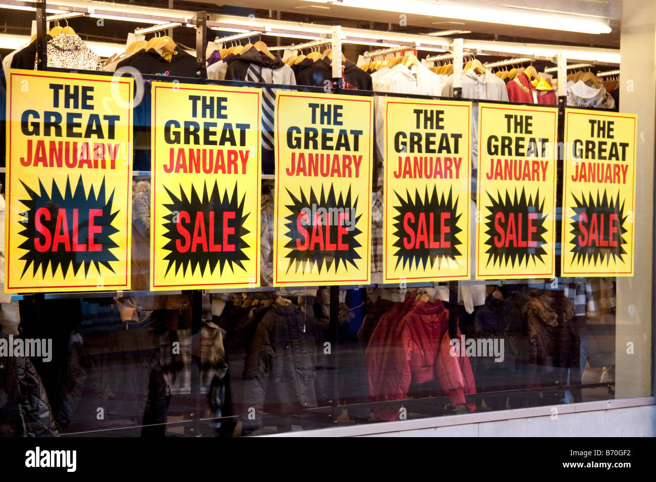 Giallo gennaio vendita segni nella vetrina di un negozio. Foto Stock