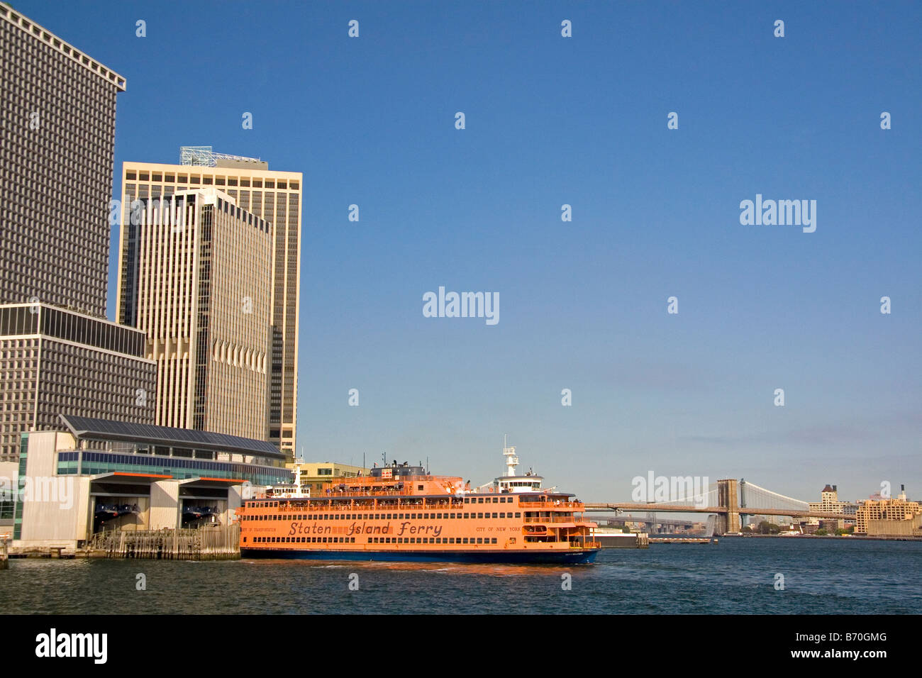 La Staten Island Ferry ancorato vicino a Battery Park in Lower Manhattan New York City New York STATI UNITI D'AMERICA Foto Stock