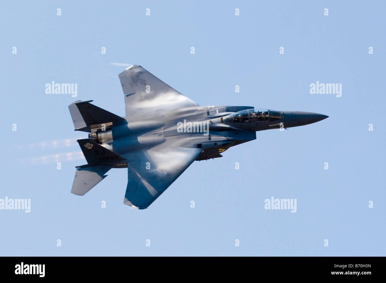 Un burst di vapore forma sulle ali di un F 15 Strike Eagle in alta velocità puntato girare a bassa altitudine Foto Stock