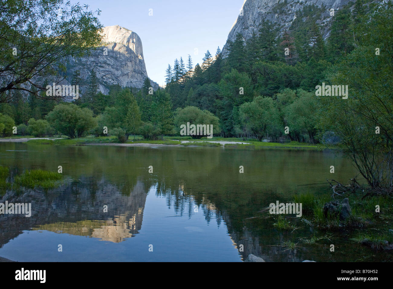 CALIFORNIA - Cupola cestello riflettendo a specchio il lago in Tenaya Creek Valley del Parco Nazionale di Yosemite. Foto Stock