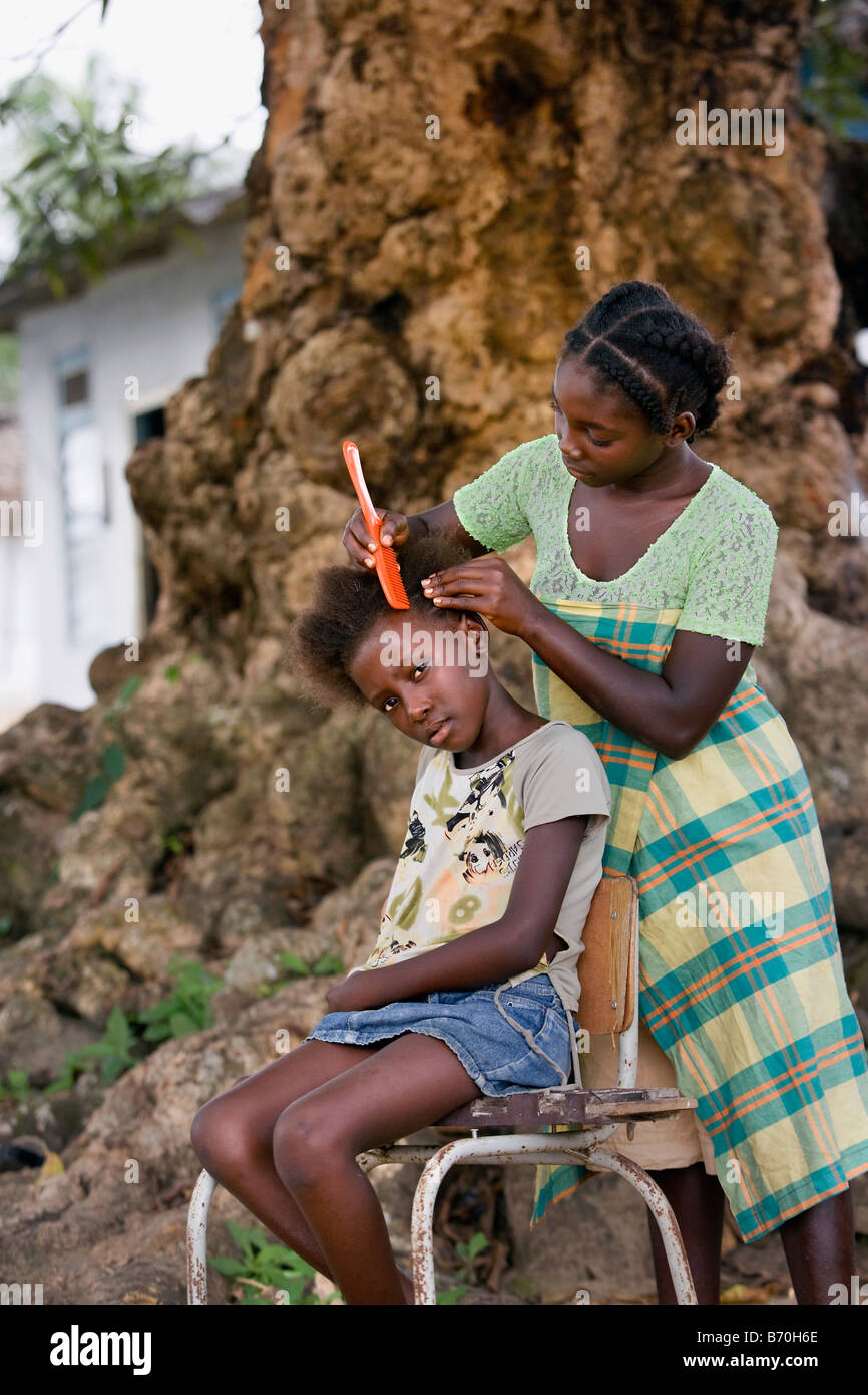 Il Suriname, Laduani, presso la banca di Boven Suriname fiume. Le ragazze da tribù Saramaccaner pettinare capelli. Foto Stock