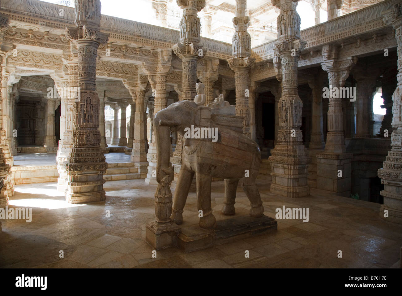 Una scultura di elefante nella sala principale del Tempio di Jain a Ranakpur, India Foto Stock