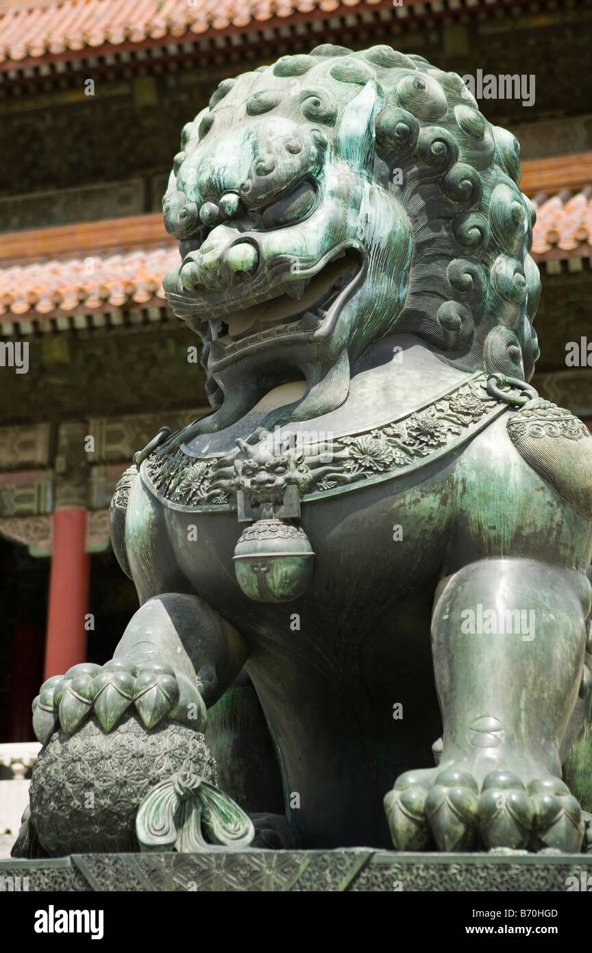 Close-up di una grande statua di lion all'interno della Cina di Città Proibita in una giornata di sole, Pechino, Cina Foto Stock