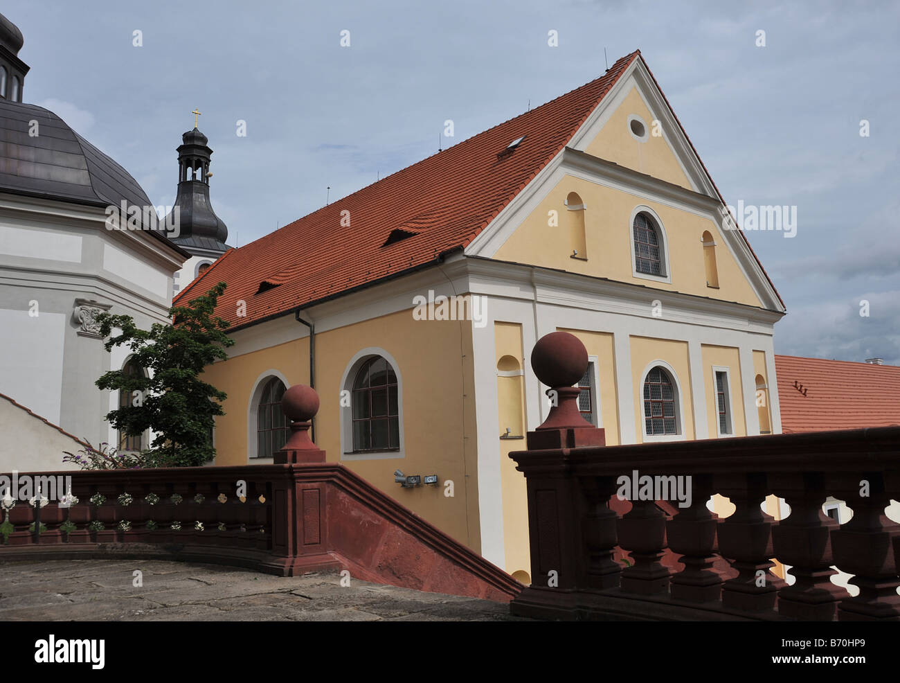 Convento degli Scolopi con la chiesa e la cappella sepolcrale sul lato Ostrov Regione di Karlovy Vary Repubblica Ceca Foto Stock