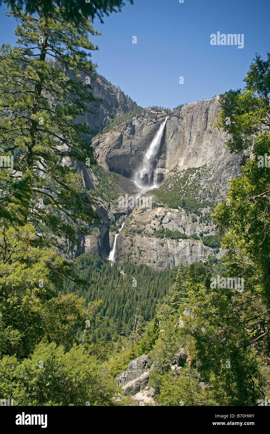 CALIFORNIA - superiore e inferiore di Yosemite Falls dai quattro Mile Trail nel Parco Nazionale di Yosemite Foto Stock