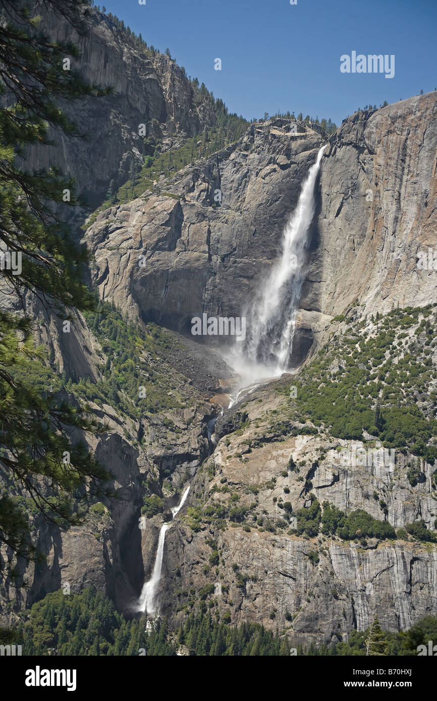 CALIFORNIA - superiore e inferiore di Yosemite Falls dai quattro Mile Trail nel Parco Nazionale di Yosemite. Foto Stock