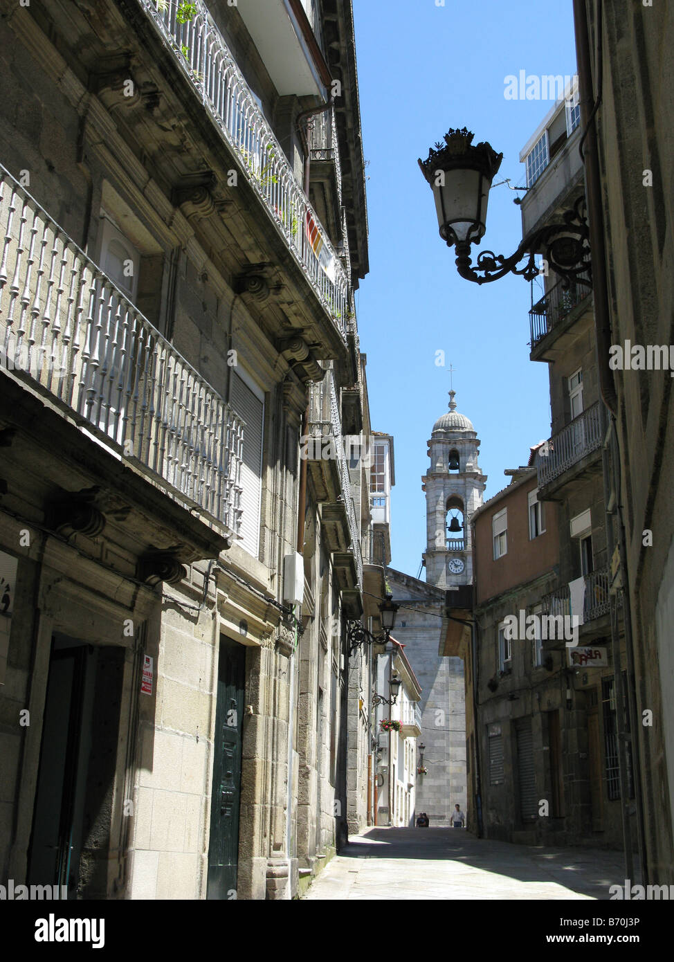 Backstreet con la torre della cattedrale al di là, Calle Real, Vigo, Galizia, Spagna, España, Europa Foto Stock