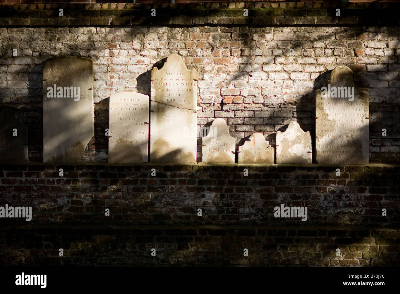 Una raccolta di ottocento lapidi lungo la parete est presso il Parco coloniale nel cimitero di Savannah, in Georgia. Foto Stock