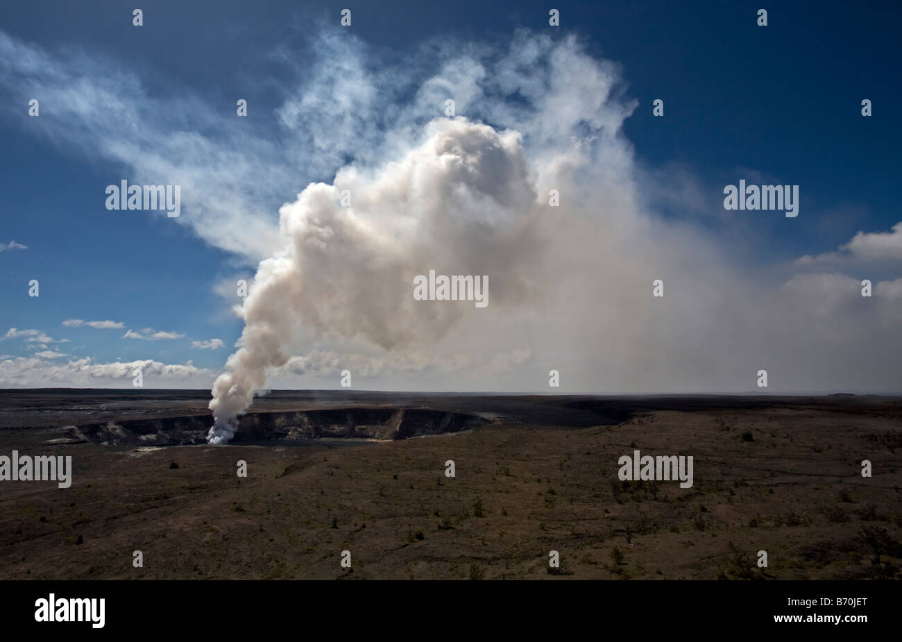 Fumo e gas versando da Halema'uma'u caldera, vulcano Kilauea, Big Island delle Hawaii, Foto Stock