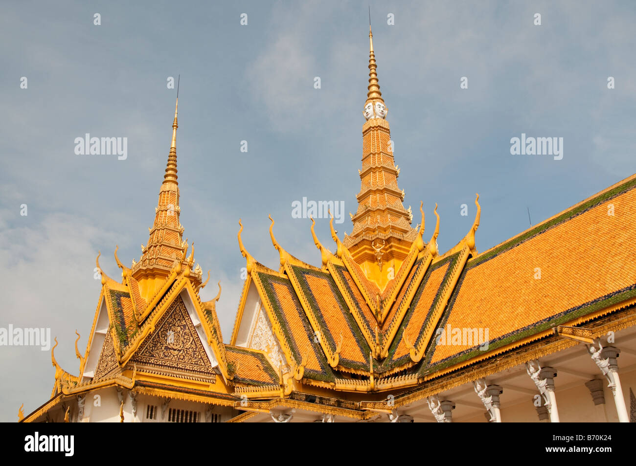 Il tetto e la guglia della sala del Trono nel Palazzo reale, Phnom Penh, Cambogia Foto Stock