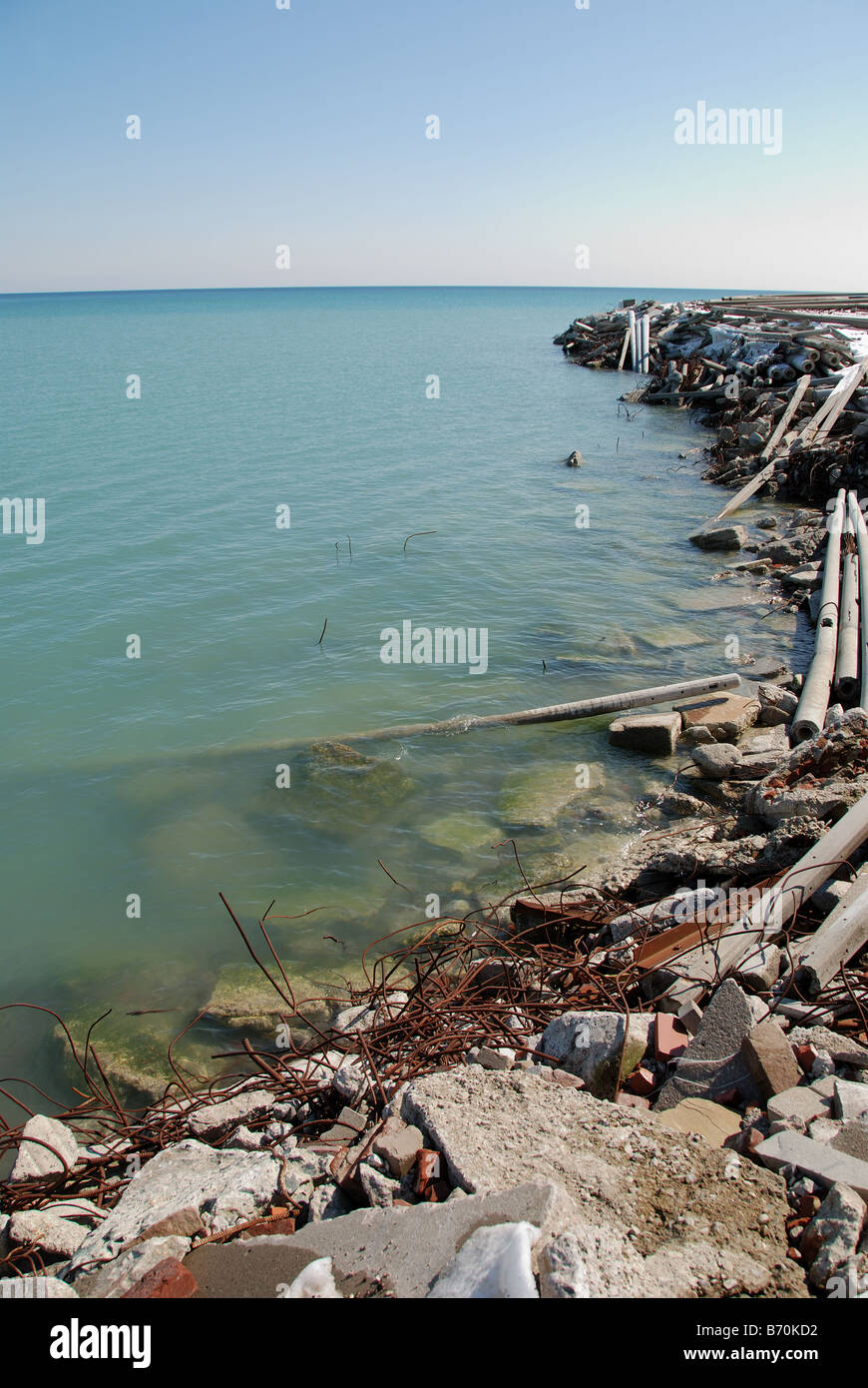 Un progetto di bonifica del terreno in corso sulle rive del lago Ontario vicino a Toronto, che utilizza materiale da costruzione demolito per creare parchi e habitat naturali. Foto Stock