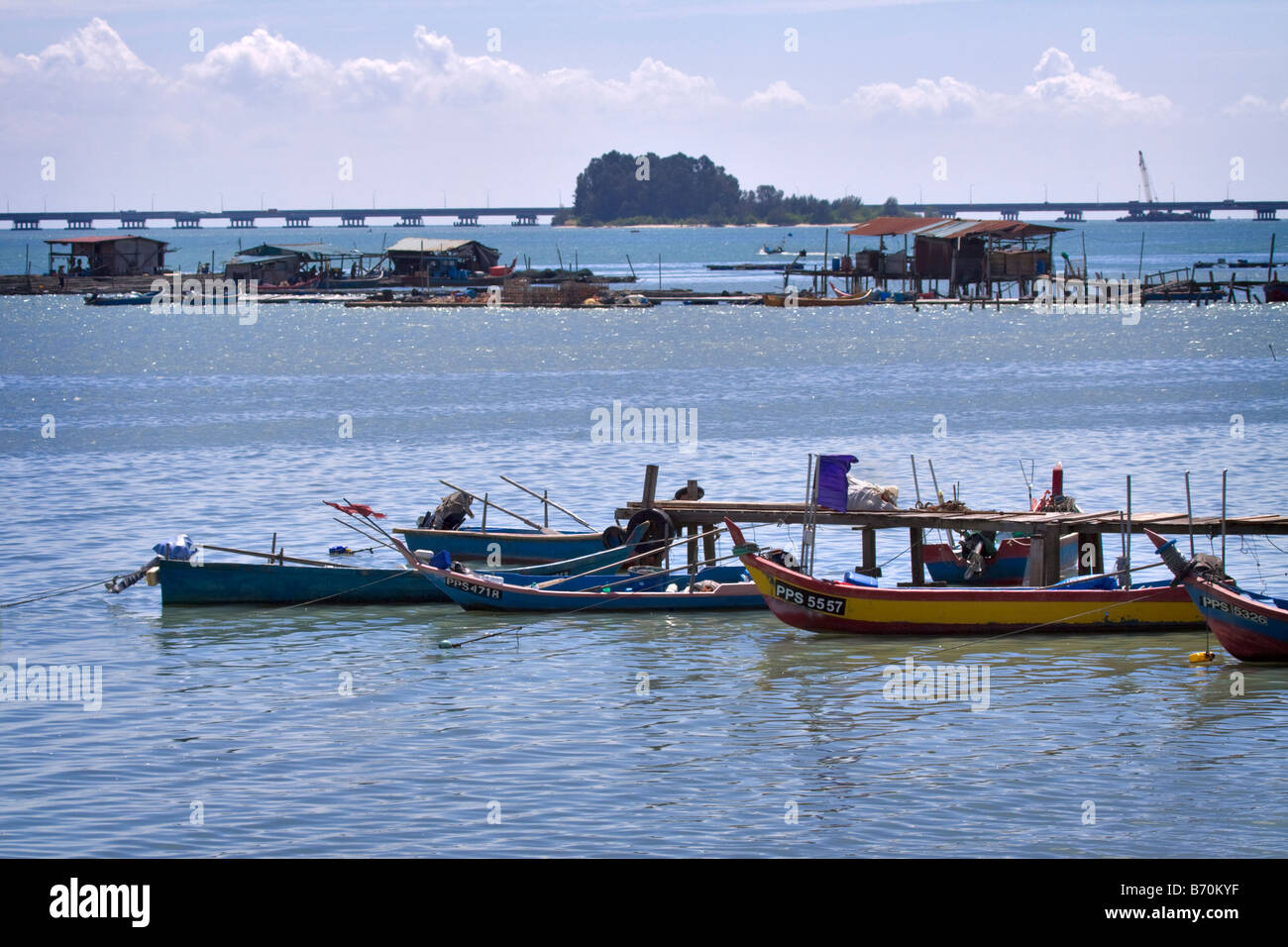 Imbarcazioni di pesca artigianale e plank piers nella periferia di Georgetown, Penang, Malaysia Foto Stock