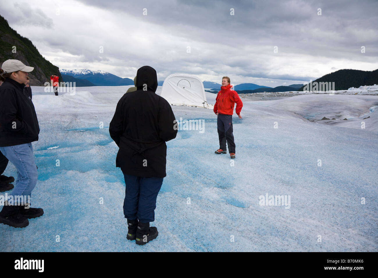 Le guide di giro al campo base sulla parte superiore di Mendenhall Glacier vicino a Juneau Alaska insegnare e intrattenere i turisti. Foto Stock