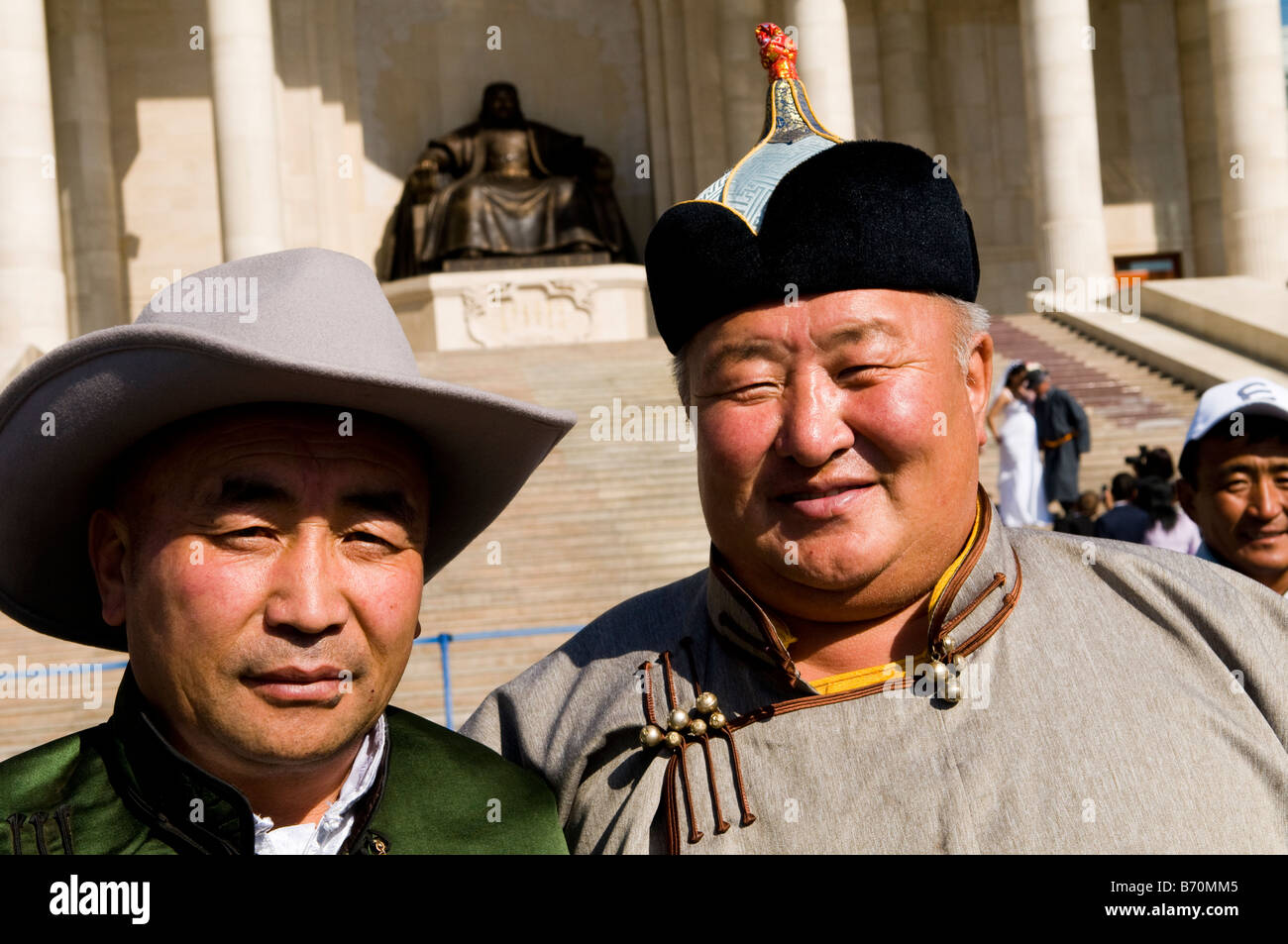 Mongolo uomini pongono di fronte al Chingis Khan statua, la casa del parlamento, Piazza Sukhbataar, Ulan batarr Foto Stock