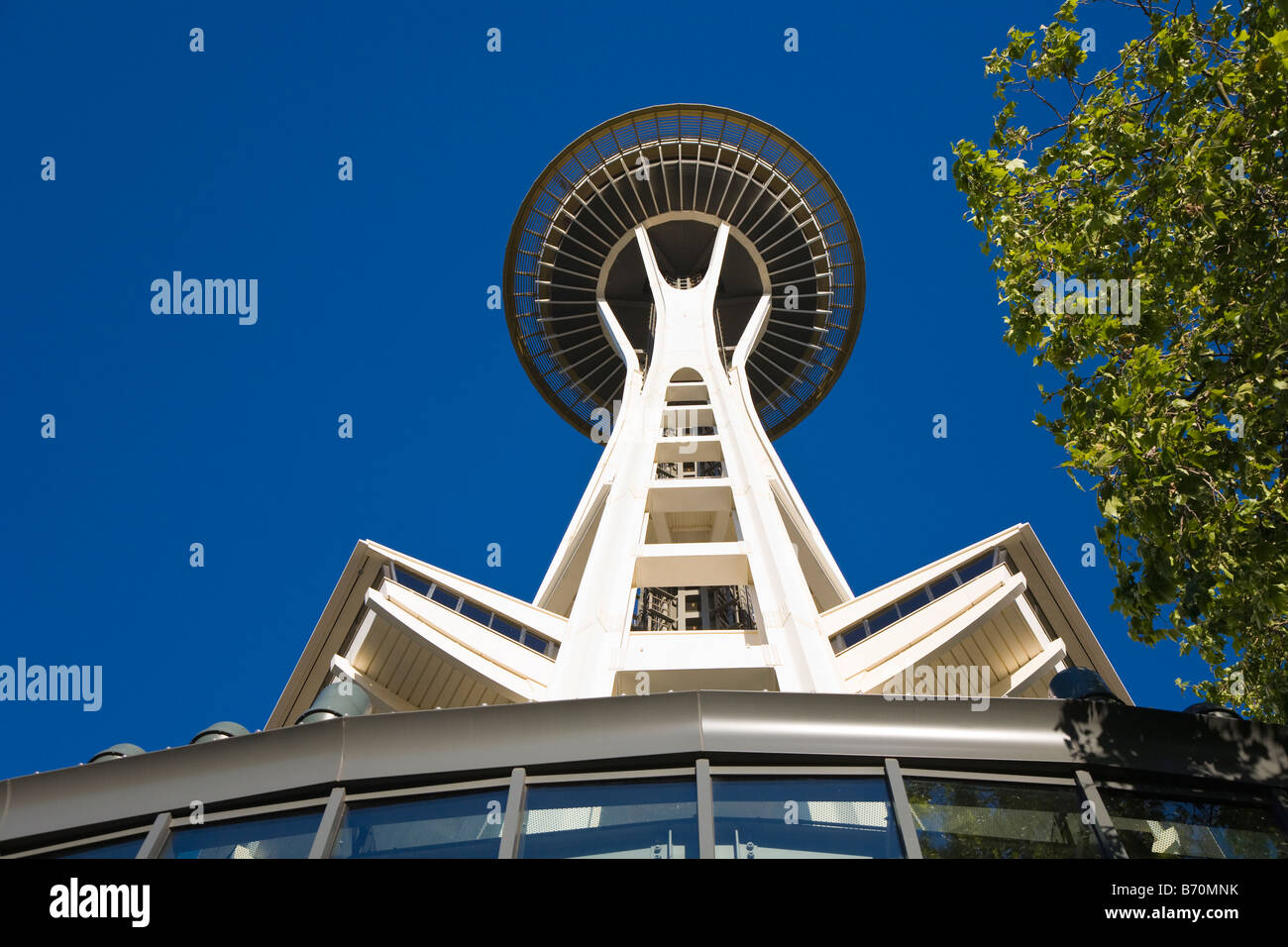 Guardando verso l'alto lo Space Needle a Seattle Washington Foto Stock