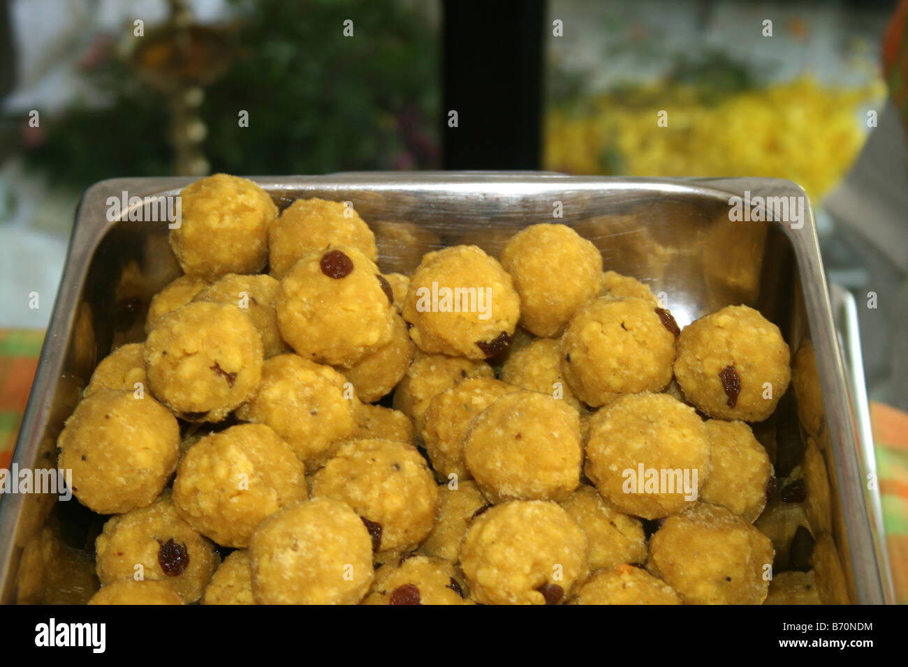 Laddu una piccola forma tonda colore giallo dolce tradizionale in kerala india di solito fatti in casa è servita agli ospiti il buffet di nozze del partito dei capretti di argento alimentare Foto Stock
