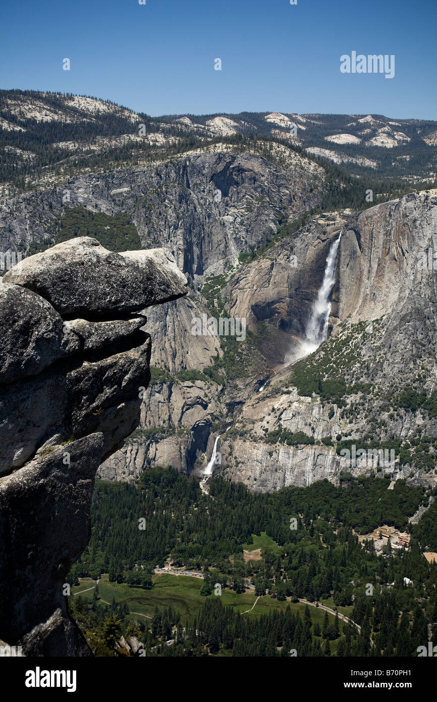 CALIFORNIA - Yosemite Valley e superiore ed inferiore di Yosemite Falls dal punto ghiacciaio nel Parco Nazionale di Yosemite. Foto Stock