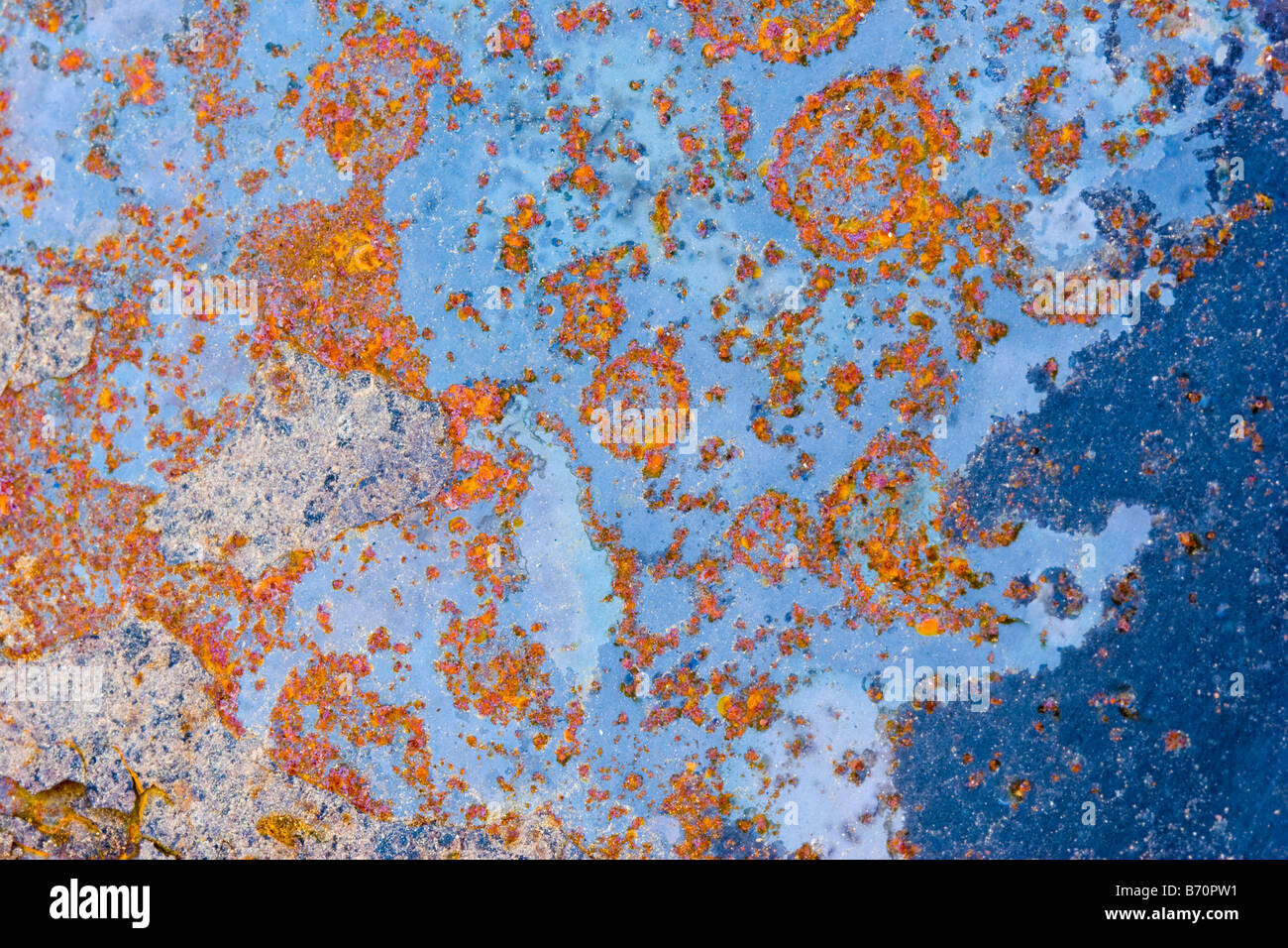 Sfondo texture astratta di metallo arrugginito in sfumature di blu e arancione Foto Stock