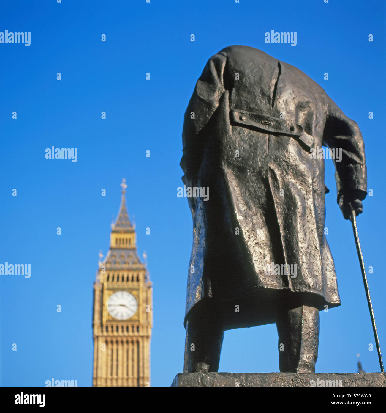 Statua di Winston Churchill in piazza del Parlamento (copia spazio) con il Big Ben cielo blu e le case del Parlamento Westminster London UK KATHY DEWITT Foto Stock