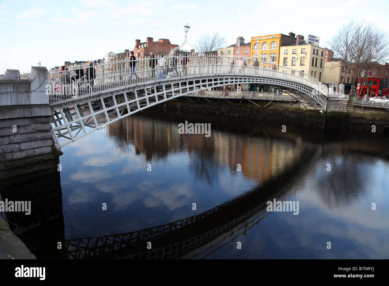 Halfpenny Ponte vecchio ponte a pedaggio sul fiume Liffey Dublino Irlanda Foto Stock