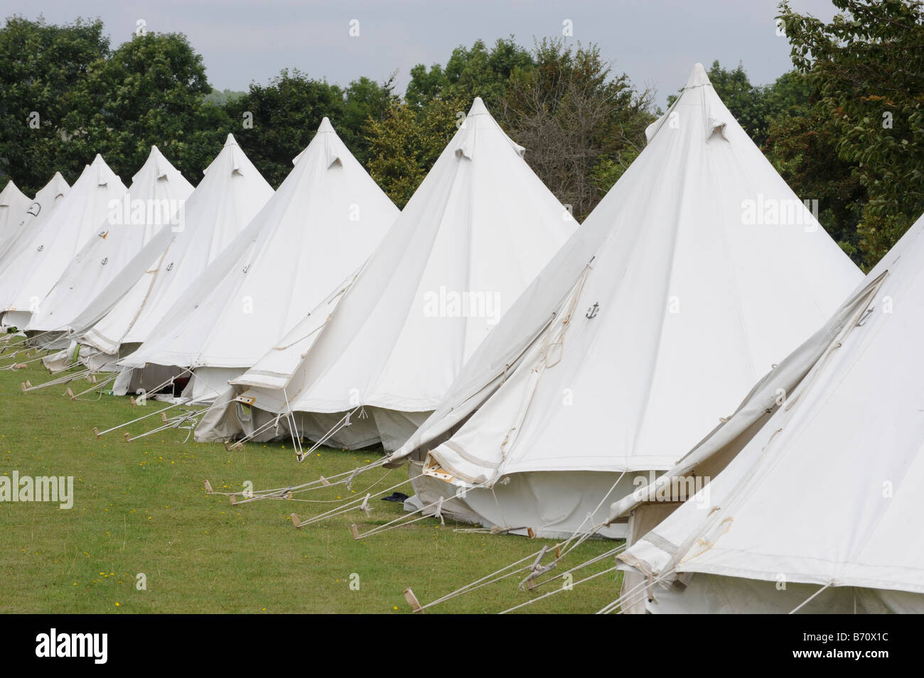 Le tende campanari si accamparono in una fila al campo Boys Brigade Nel sud  dell'Inghilterra.UK Foto stock - Alamy