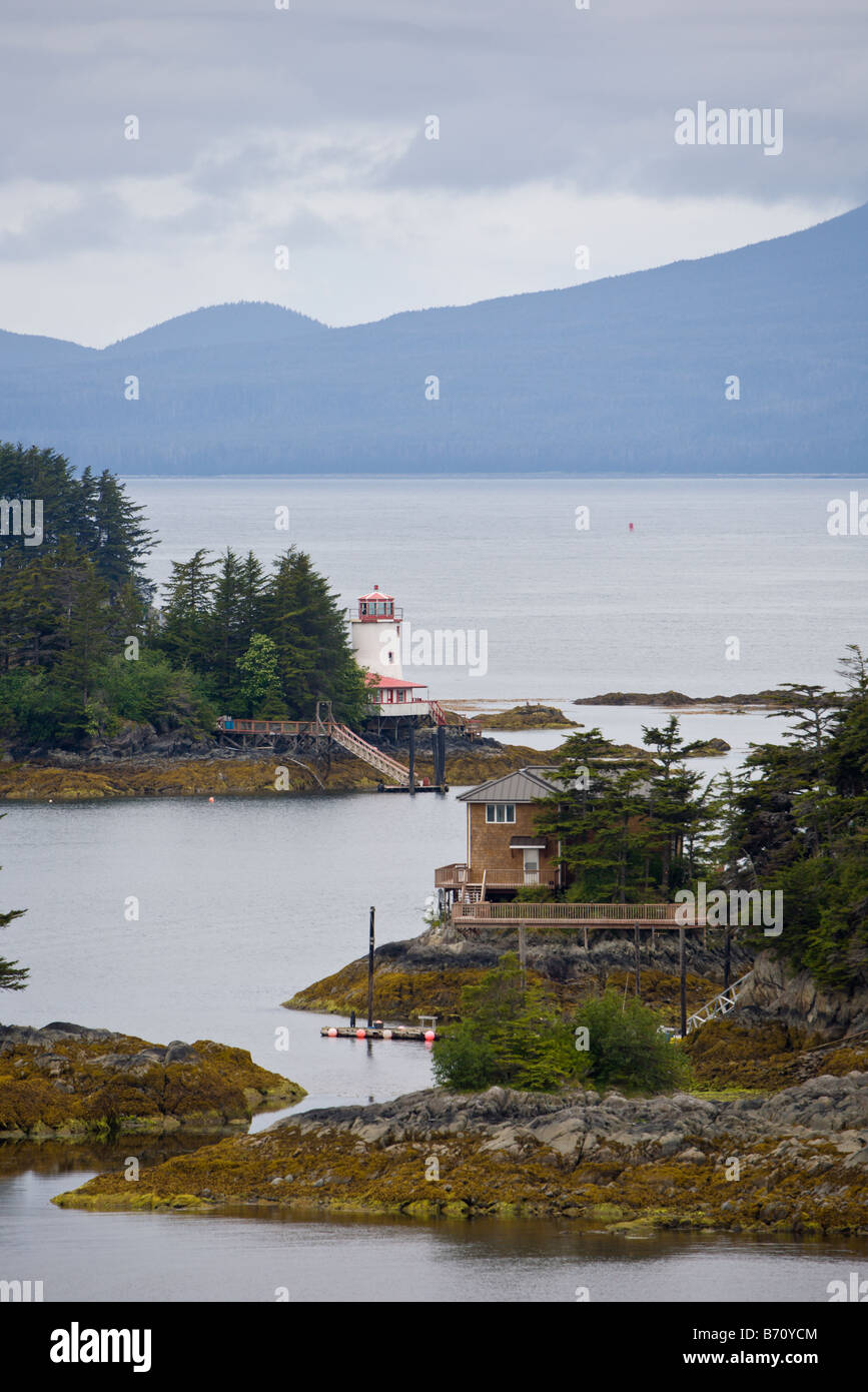 Isola privata case e faro sull'isola rocciosa nella Manica orientale vicino a Sitka, Alaska Foto Stock