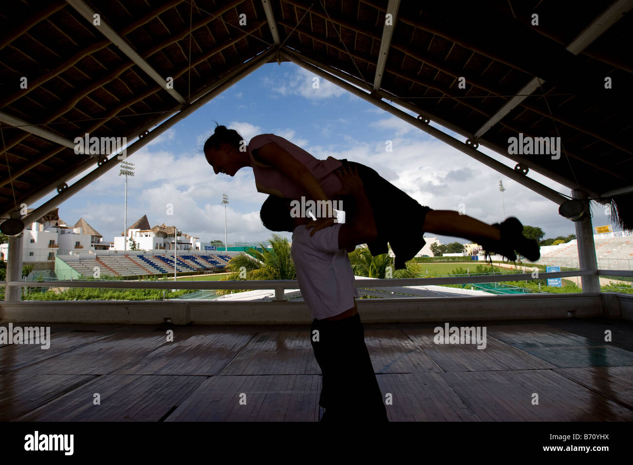 Ballerini di salsa pratica sotto una tettoia in Playa Del Carmen in Messico Foto Stock