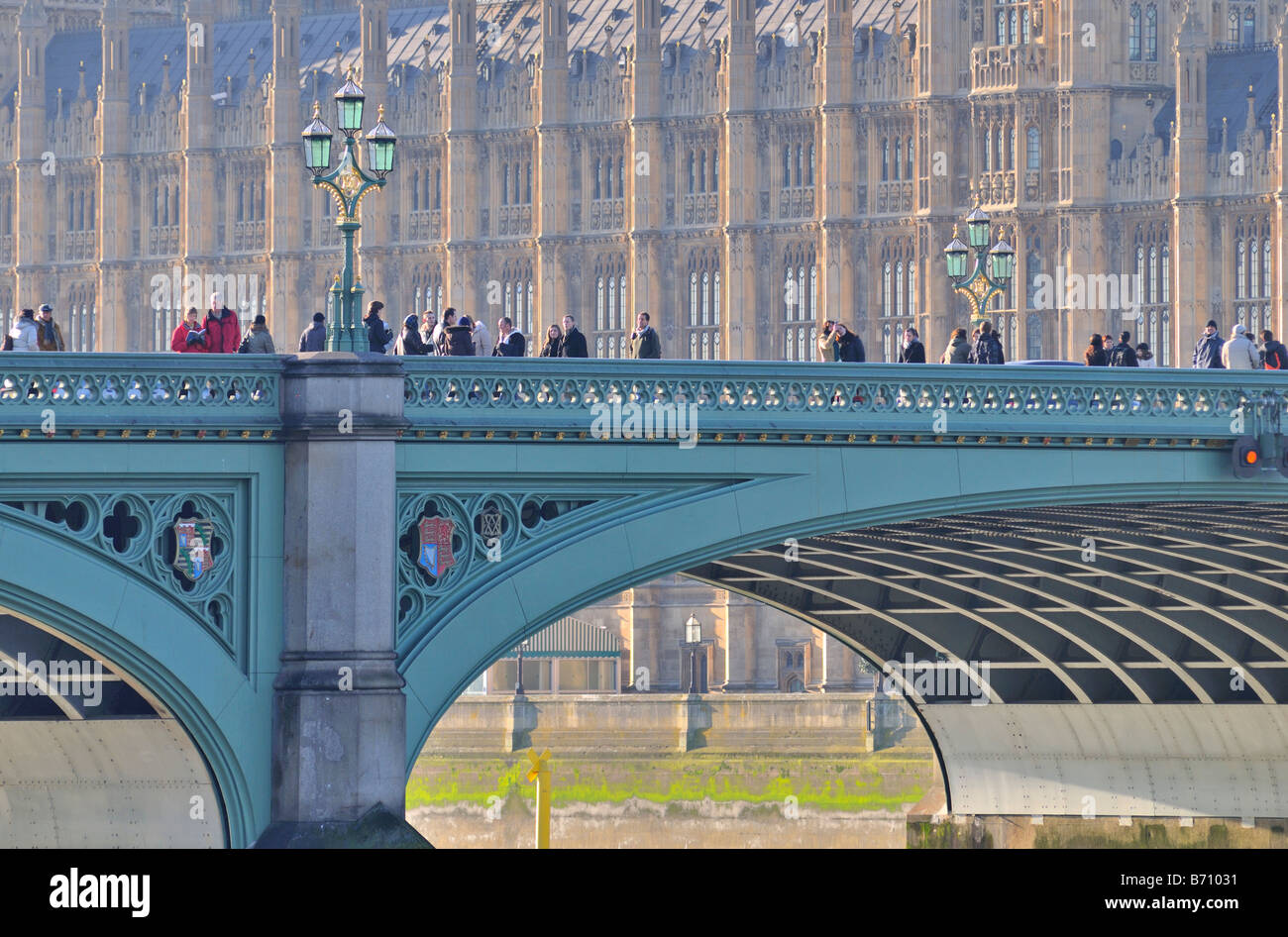 I turisti sul Westminster Bridge London Regno Unito Foto Stock