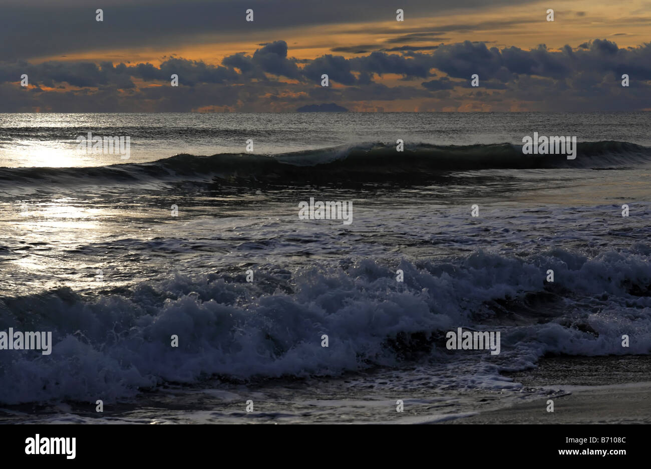 Vista al tramonto per l'Isola di Montecristo dal mare della Maremma Toscana Italia Foto Stock