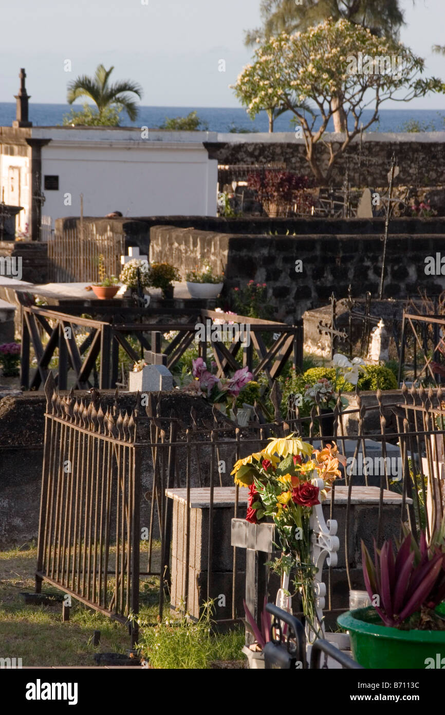 Il cimitero di Marin nella città di Saint-Pierre sull isola di Reunion si affaccia sull'Oceano Indiano. Foto Stock
