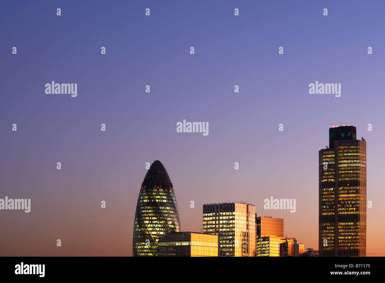 Nat West Tower cetriolino e dello skyline di Londra al tramonto Londra Inghilterra Foto Stock