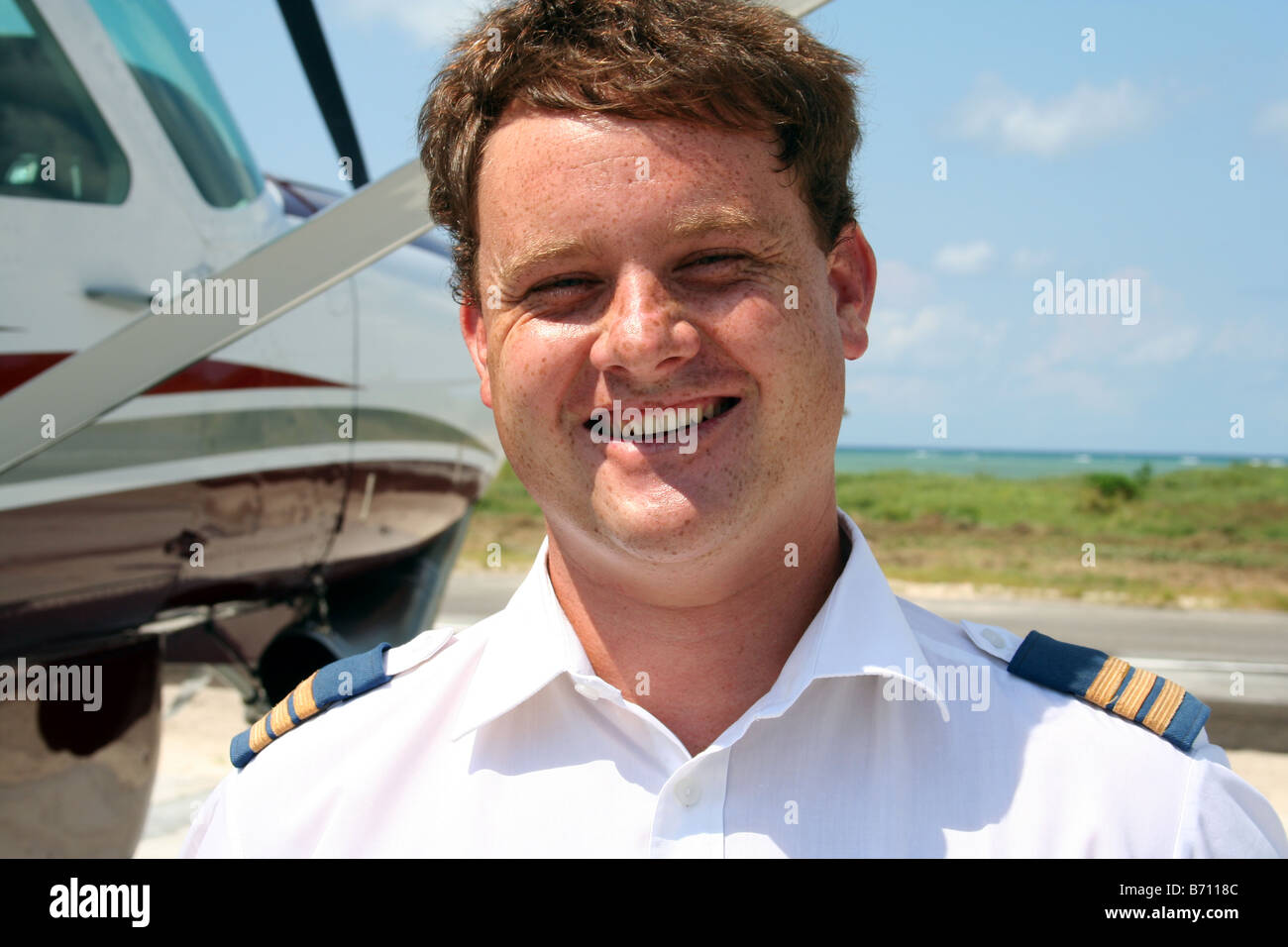 Sorridente luce pilota di aeromobili su Medjumbe Isola nell'arcipelago Quirimbas in Mozambico Foto Stock